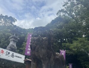 蒲生八幡神社の狛犬と雨上がりの青空