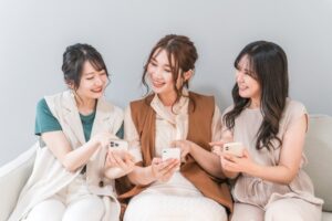 友達と推し活を楽しむ女性のイメージ
