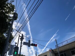 筥崎宮前の空にかかるＶのサイン