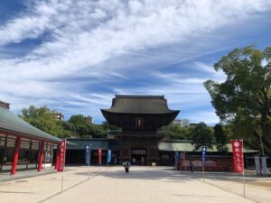筥崎宮の楼門を遠景で