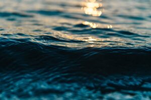 明るくて暗いすべてを飲み込む海