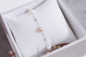 ピンクパールとホワイトパールの華奢なブレスレット
